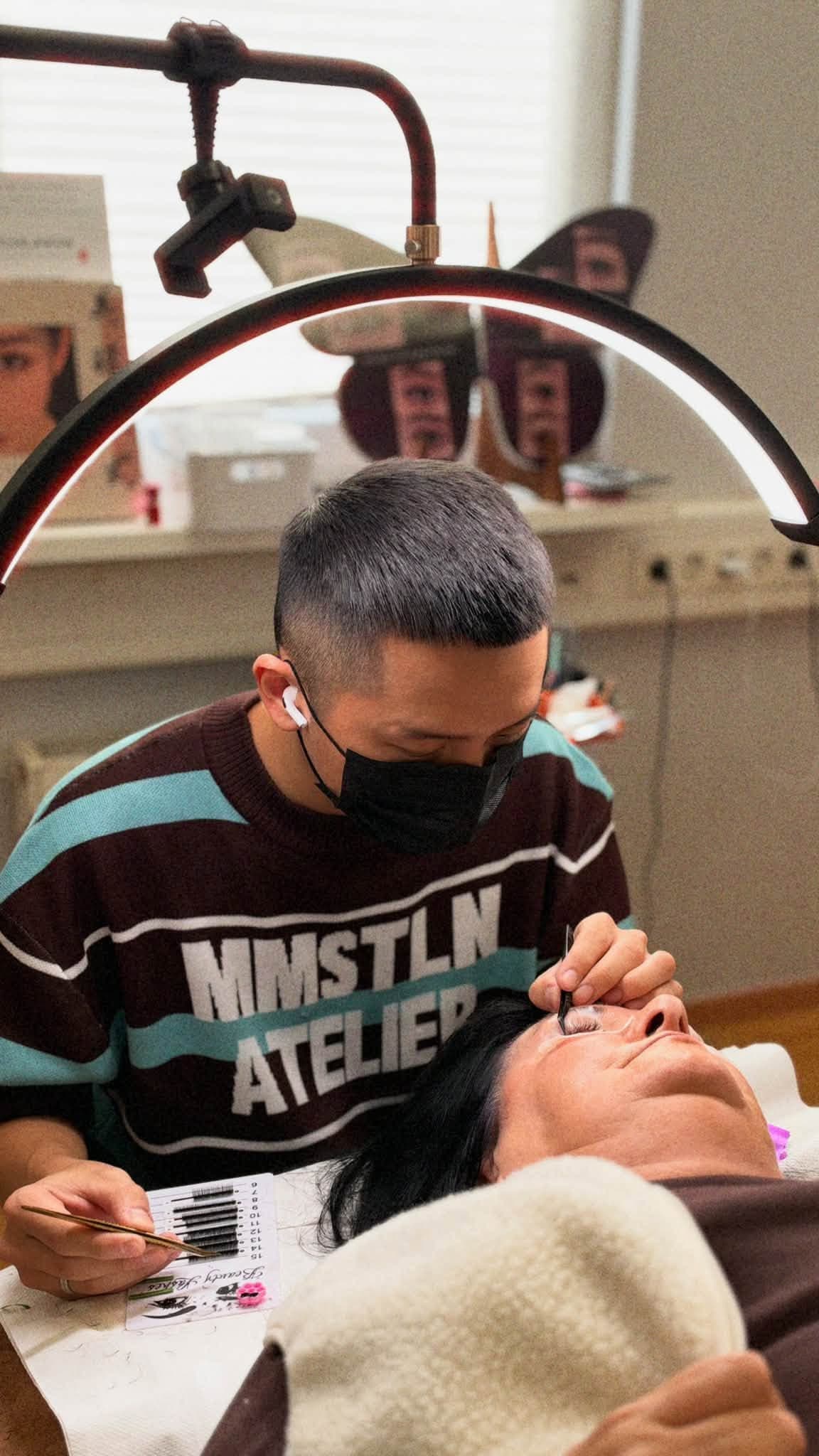 Schülerin bei der praktischen Wimpernverlängerung am Modell